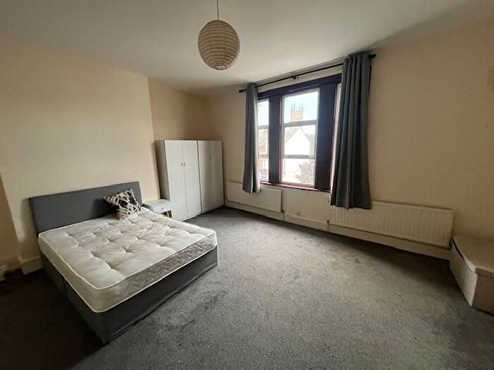 4 Bedroom Flat To Rent In Mitcham Road, London, SW17