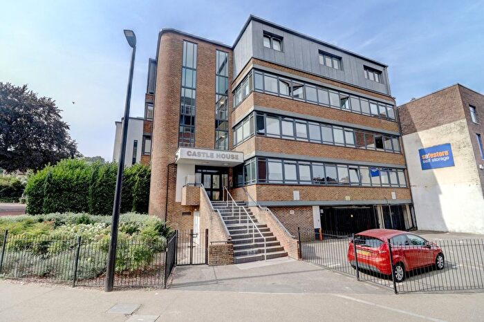 1 Bedroom Flat For Sale In Desborough Road, High Wycombe, Buckinghamshire, HP11