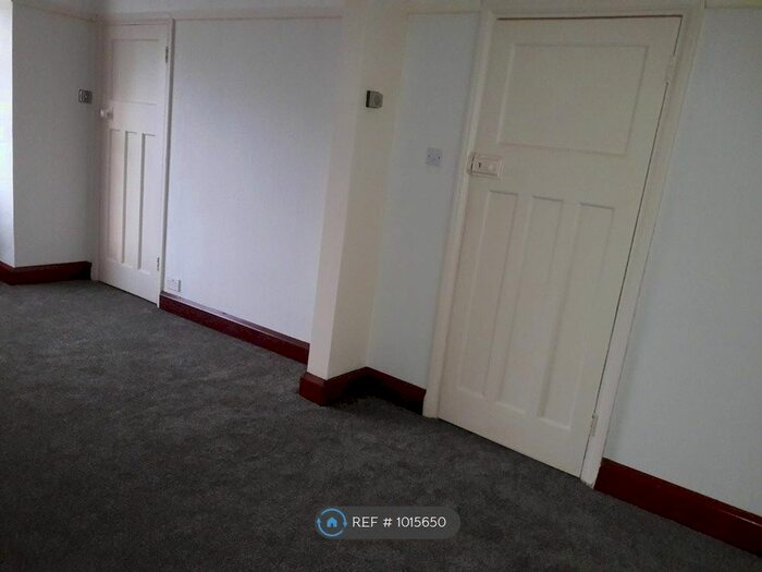 3 Bedroom Semi-Detached House To Rent In Hampshire Avenue, Slough SL1