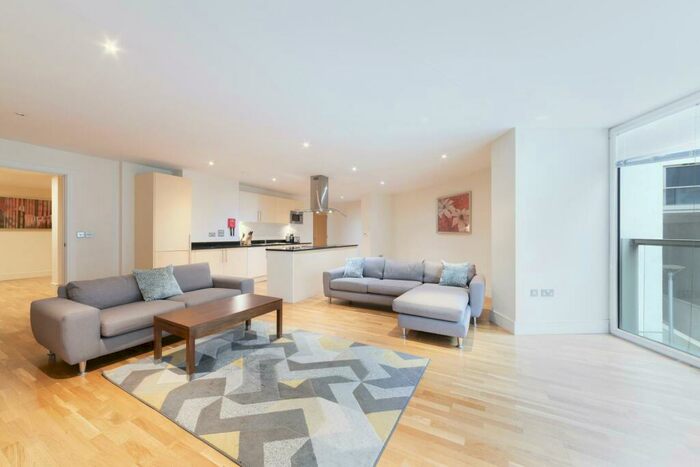 2 Bedroom Apartment To Rent In Trinity Tower, Lanterns Court, Canary Wharf, E14