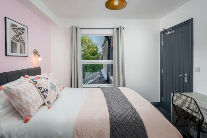 6 Bedroom Terraced House To Rent In Room, Chiltern Rise, Luton, Bedfordshire, LU1