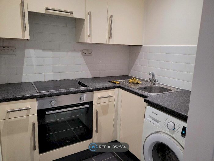 1 Bedroom Flat To Rent In Highclere Court, Knaphill, Woking, GU21