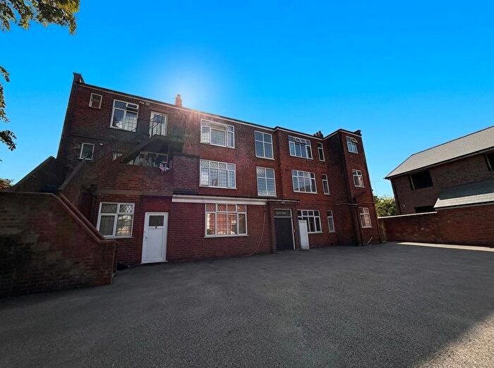 2 Bedroom Flat For Sale In Cromwell Hill, Luton, LU2
