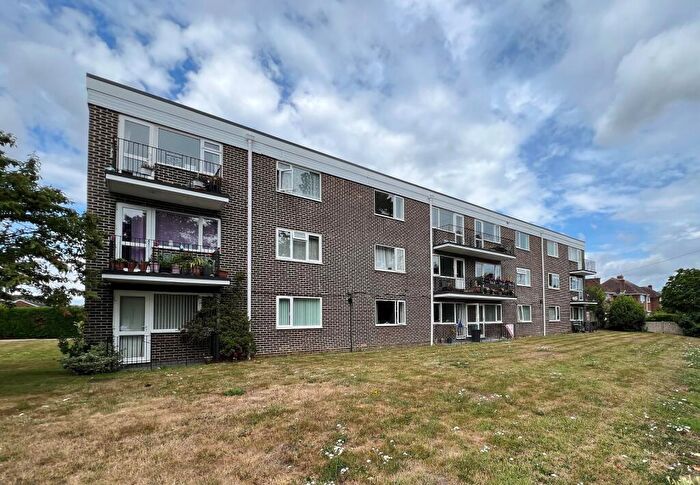 2 Bedroom Flat For Sale In Kenilworth Close, New Milton, Hampshire., BH25