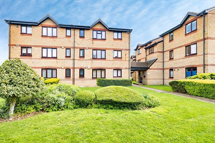 2 Bedroom Flat For Sale In Courtlands Close, Watford, WD24