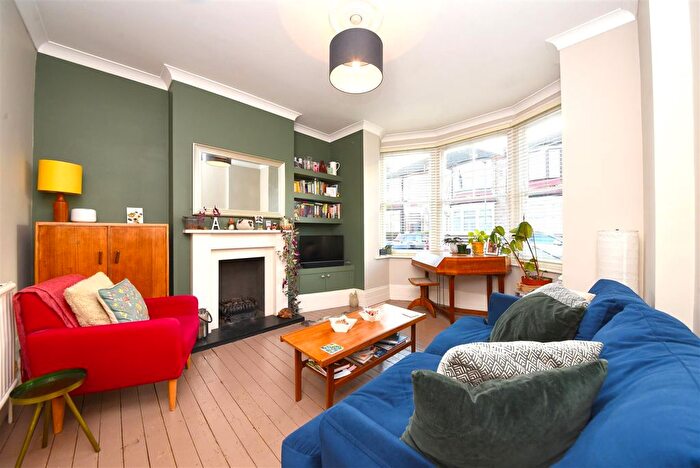 2 Bedroom Maisonette To Rent In Kitchener Road, East Finchley, N2