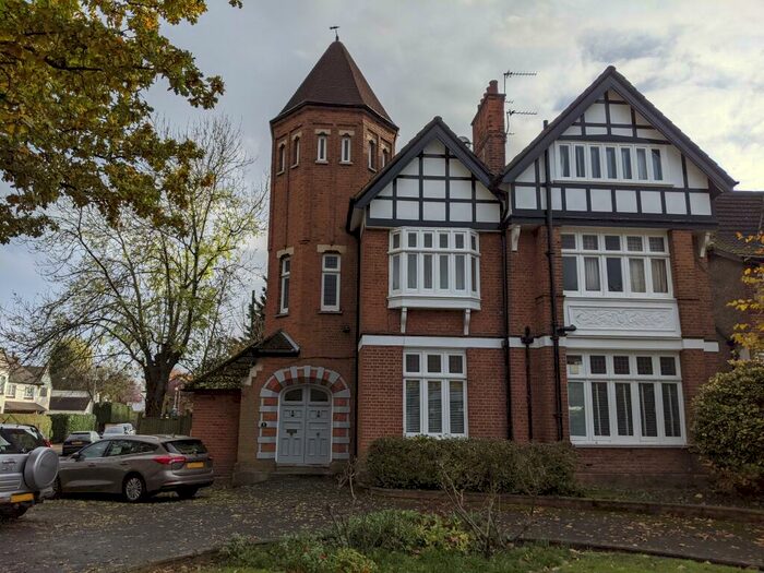 3 Bedroom Flat To Rent In Grove Park Road, London, SE9