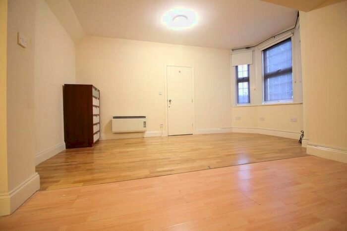 Studio To Rent In Chertsey Bridge Road, Chertsey, KT16