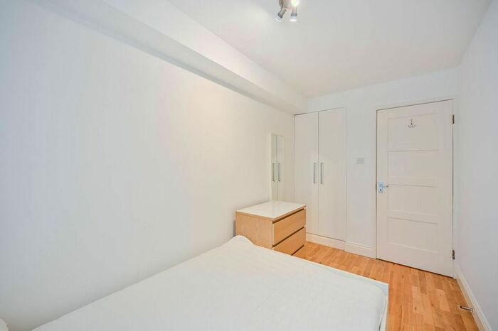 2 Bedroom Flat To Rent In Isis Close, West Putney, London, SW15