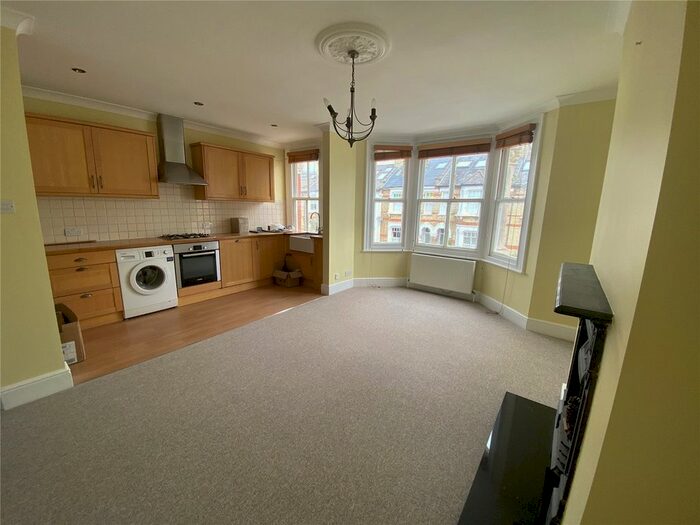 2 Bedroom Flat To Rent In Salisbury Road, Barnet, Hertfordshire, EN5