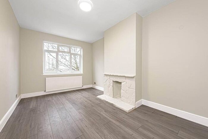 2 Bedroom Flat For Sale In Nether Street, West Finchley, London, N3