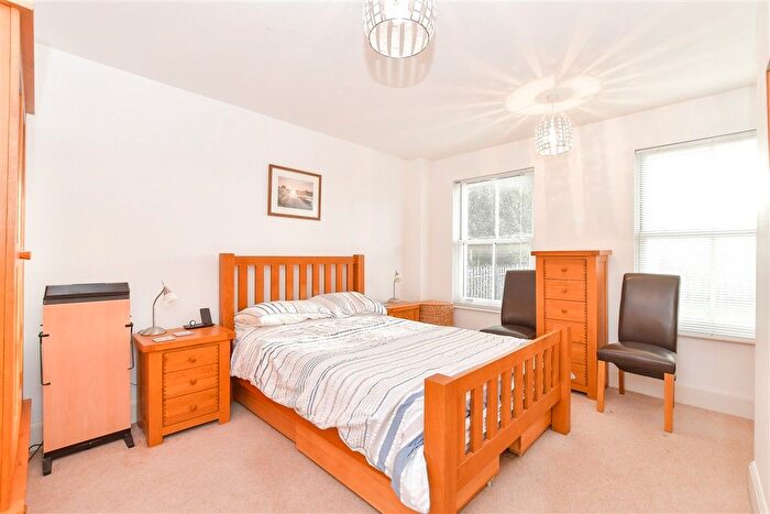 2 Bedroom Flat For Sale In Gate Lane, Freshwater, Isle Of Wight, PO40