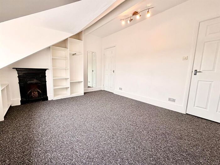 2 Bedroom Flat To Rent In A Alcester Road, Studley, B80