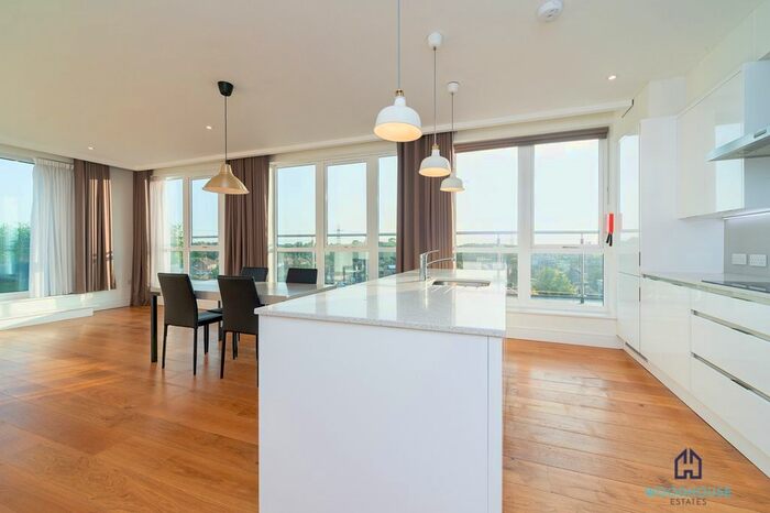 2 Bedroom Flat To Rent In Park Avenue, Bushey, WD23