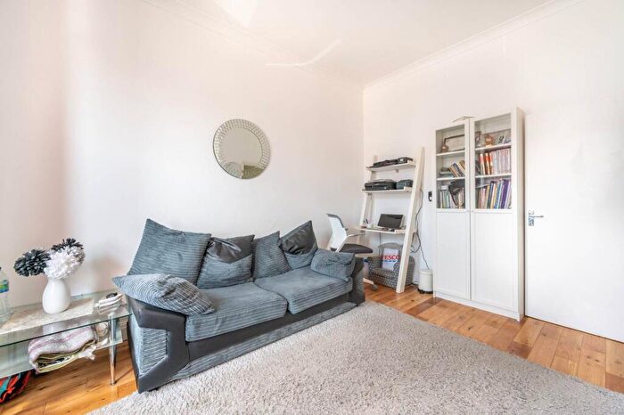 3 Bedroom Flat To Rent In Shrewsbury Road, Forest Gate, London, E7