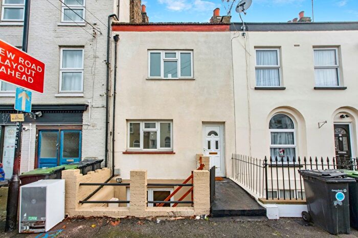 1 Bedroom Flat For Sale In Wellington Street, Gravesend, Kent, DA12