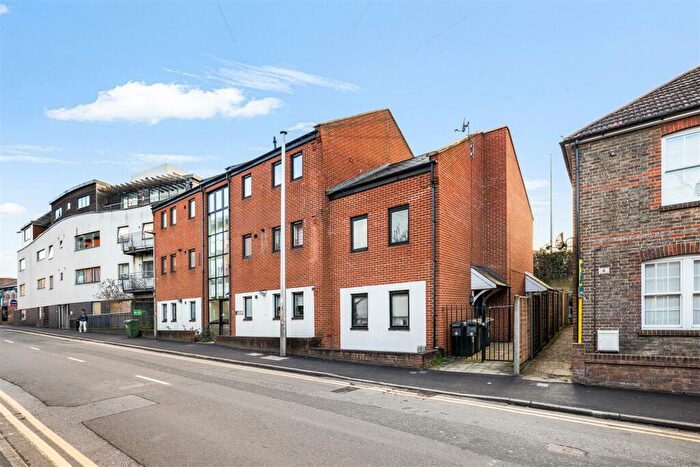 1 Bedroom Flat To Rent In Walnut Tree Close, Guildford, GU1