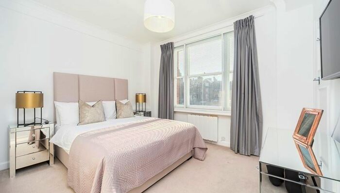 2 Bedroom Flat To Rent In Hill Street, London, Greater London, W1J
