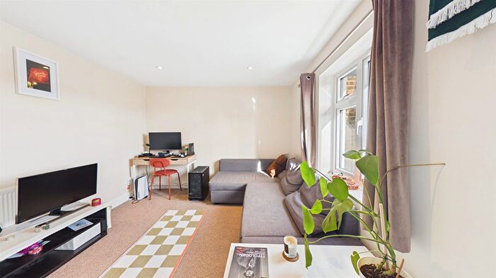 1 Bedroom Flat For Sale In The Green, London, W5