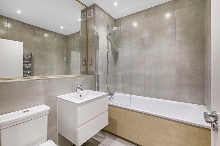 3 Bedroom Flat To Rent In Newark Street, London, E1