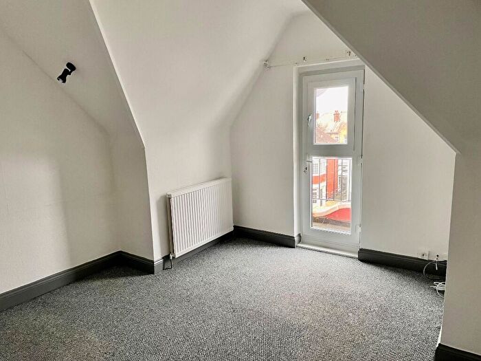 2 Bedroom Flat To Rent In Cobham Road, Westcliff-On-Sea, Essex, SS0