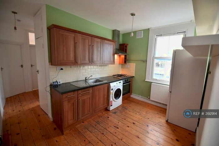3 Bedroom Flat To Rent In Mantle Road, London, SE4