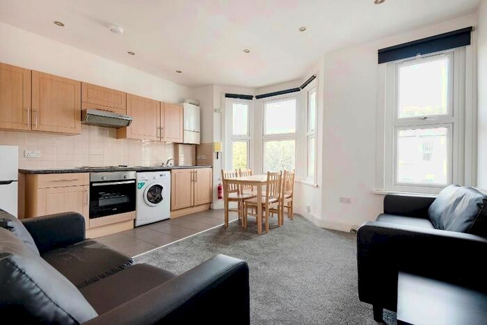 2 Bedroom Flat To Rent In Effingham Road, Haringey, London, N8