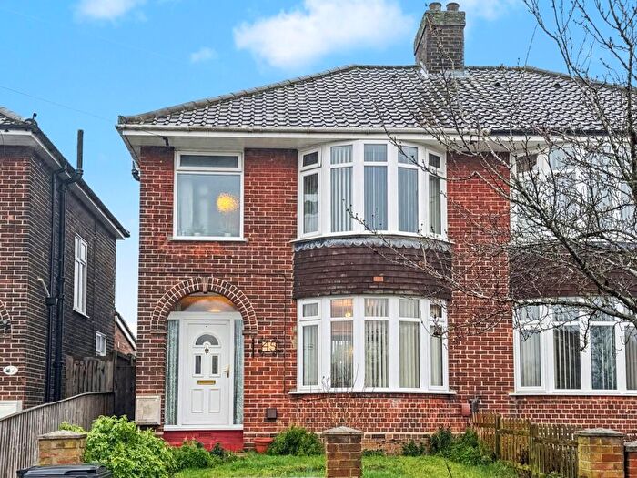 3 Bedroom Semi Detached House For Sale In Dereham Avenue, Ipswich, IP3