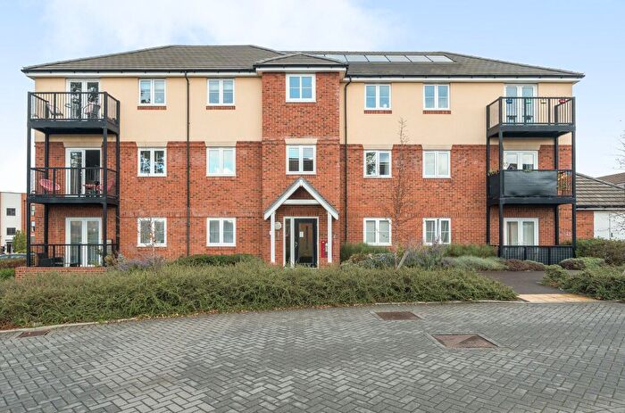 2 Bedroom Flat For Sale In Eamer Crescent, Wokingham, Berkshire, RG41