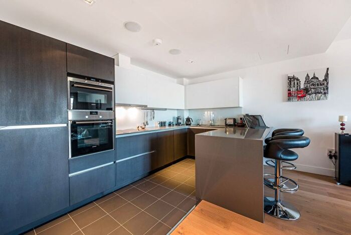2 Bedroom Flat To Rent In Kew Bridge Road, Chiswick, Brentford, TW8
