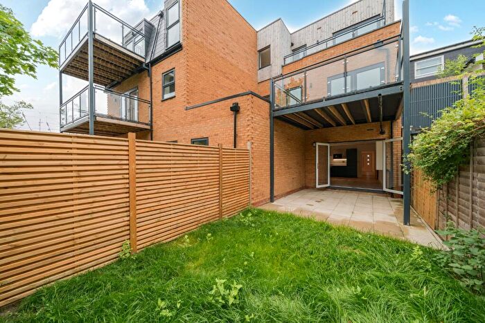 2 Bedroom Flat For Sale In Dagmar Road, Stroud Green, N4