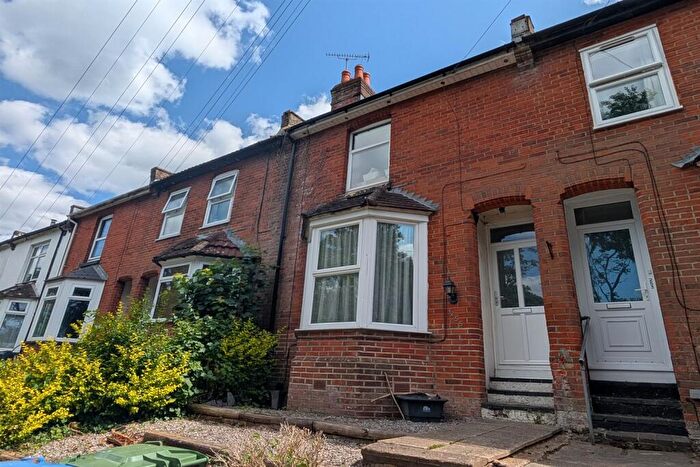 2 Bedroom House To Rent In Manor Farm Road, SO18