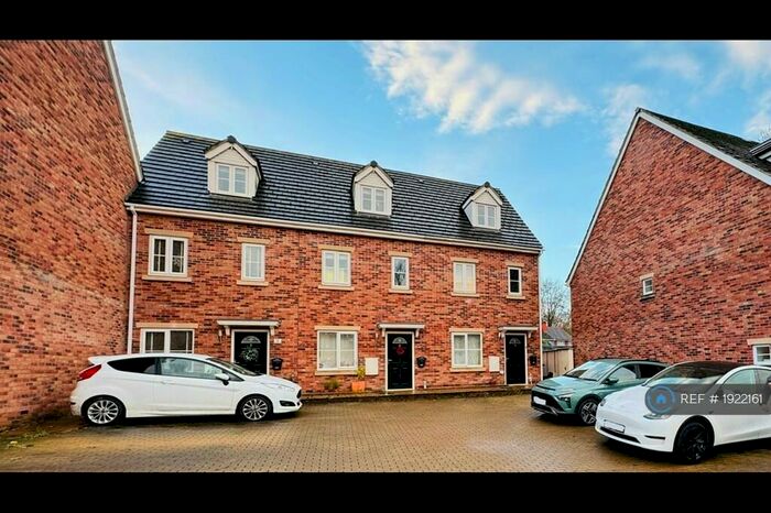 3 Bedroom End Of Terrace House To Rent In Weston Court, Bristol, BS11