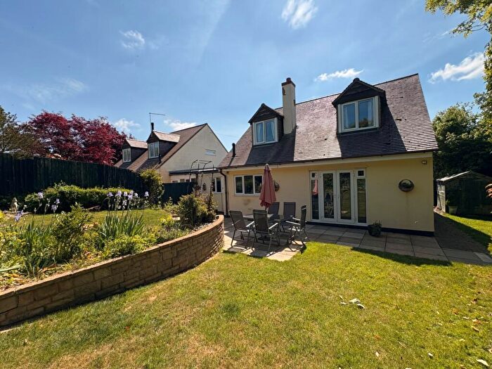 3 Bedroom Link Detached House For Sale In Buckingham Street, Tingewick, MK18