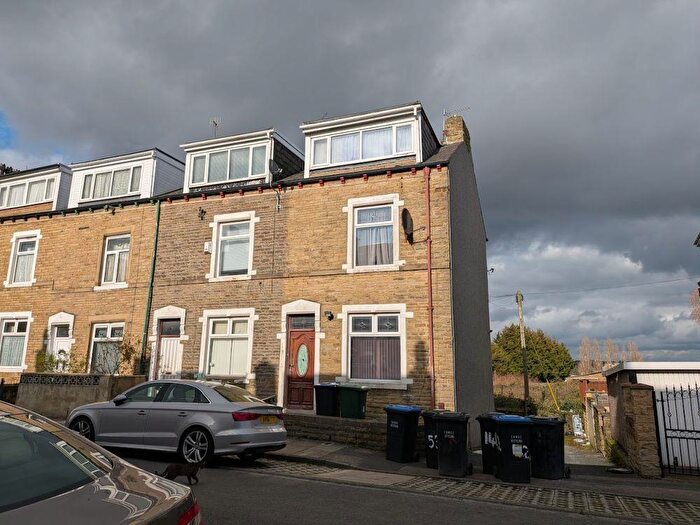 4 Bedroom End Of Terrace House For Sale In Cottam Terrace, Bradford, BD7