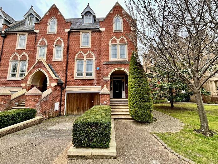 7 Bedroom End Terrace House For Sale In Martineau Drive, Twickenham, TW1