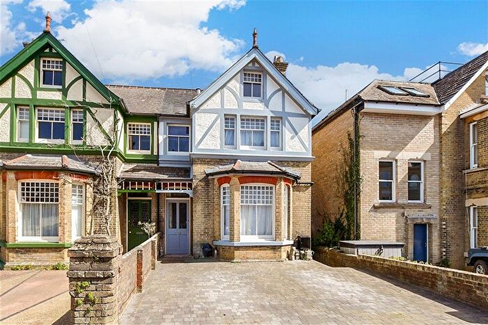 3 Bedroom Semi-Detached House For Sale In Newport Road, Cowes, Isle Of Wight, PO31