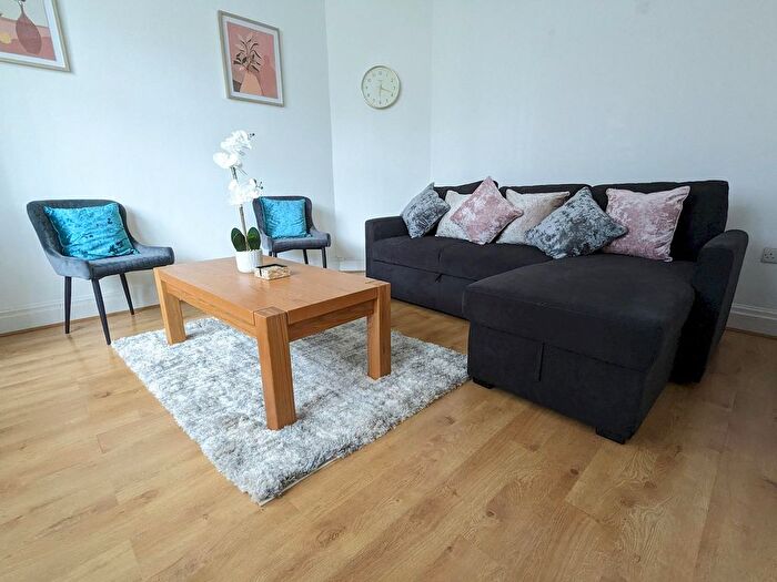 3 Bedroom Flat To Rent In Birmingham District, B14