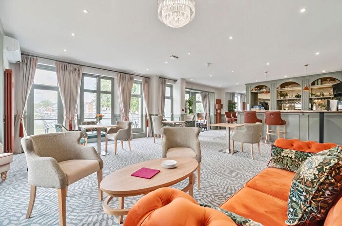 2 Bedroom Flat To Rent In Gainsborough, Thamesfield Village, - Wargrave Road, Henley-On-Thames, Oxfordshire, RG9