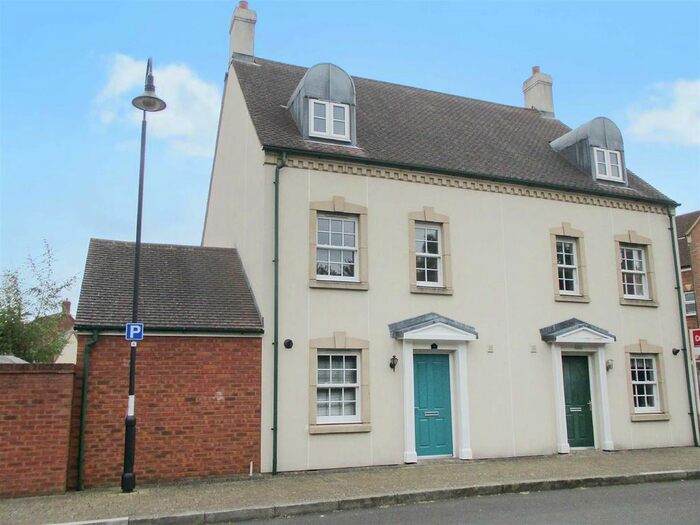 3 Bedroom Semi-Detached House To Rent In Langdean Road, Swindon SN1