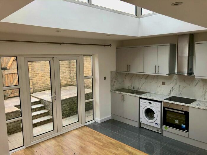 2 Bedroom Flat To Rent In East Hill, London, SW18