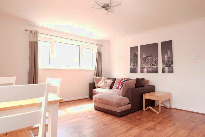 3 Bedroom Flat To Rent In Fitch Drive, Brighton, BN2