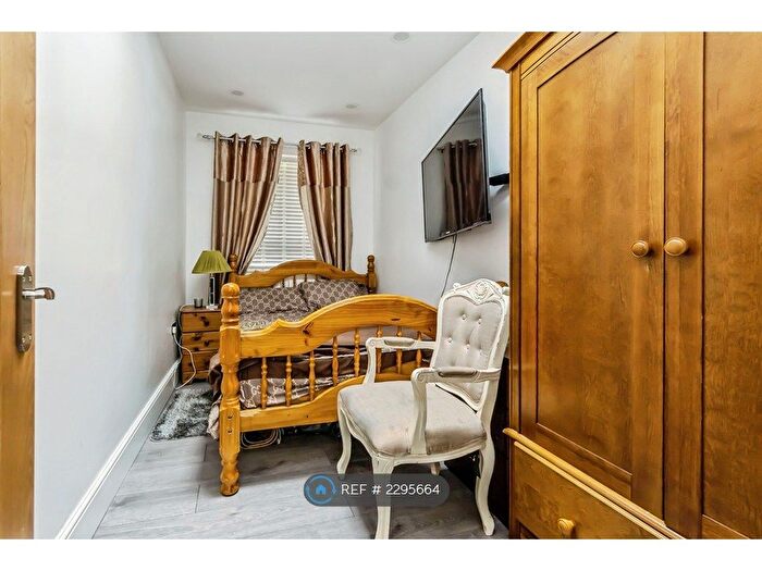 1 Bedroom Semi-Detached House To Rent In Copse View, South Croydon, CR2