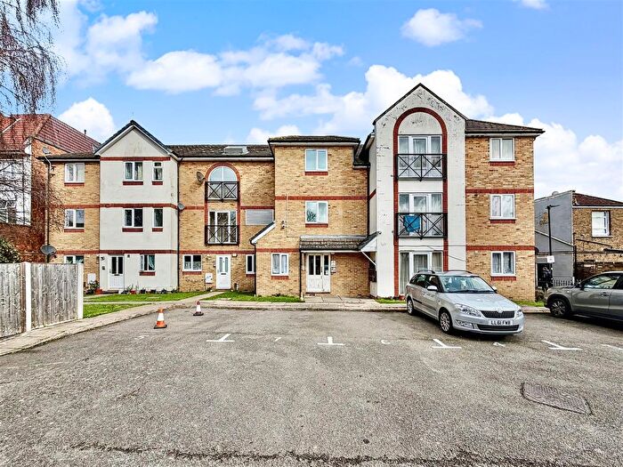 1 Bedroom Flat For Sale In Enton Place, Vine Place, Hounslow, TW3