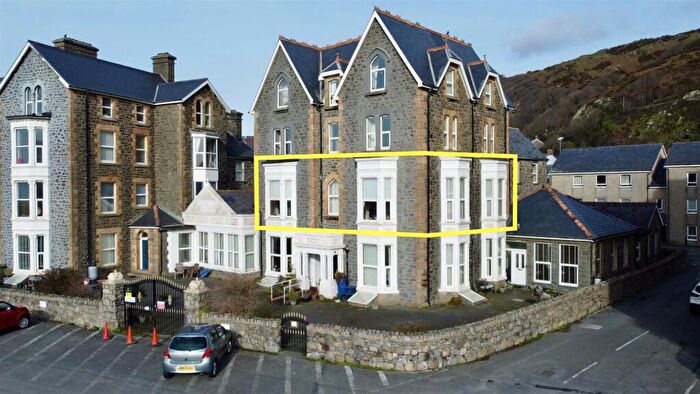 2 Bedroom Apartment For Sale In Marine Court, Marine Parade, Barmouth, LL42