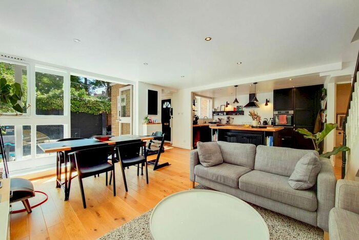 2 Bedroom Maisonette To Rent In Maudlins Green, St Katharine Docks, London, E1W