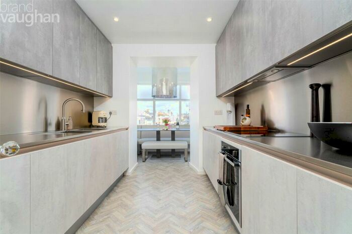 3 Bedroom Flat To Rent In Courtenay Terrace, Hove, BN3