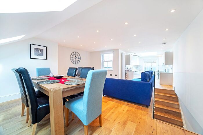3 Bedroom Flat To Rent In Munster Road, SW6
