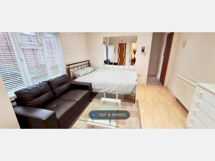 Studio To Rent In New Southgate, London, N11