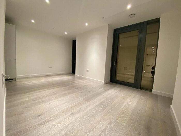 2 Bedroom Apartment To Rent In City North Place, London, N4